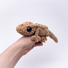 Load image into Gallery viewer, Gavin the Gecko - NO SEW